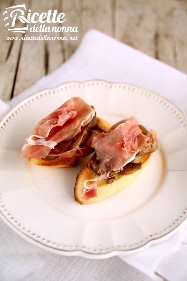 Foto bruschetta funghi e prosciutto