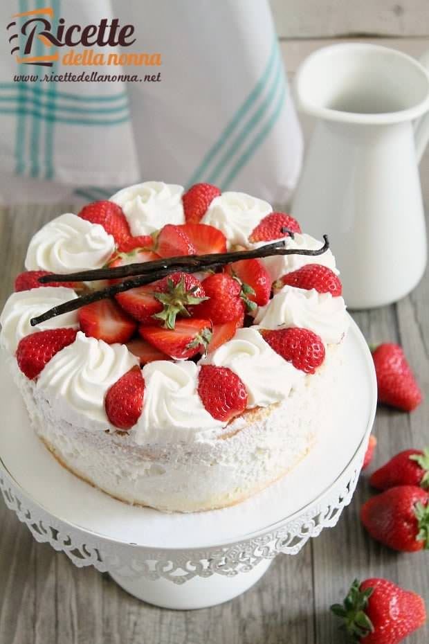 Foto torta fragoline di bosco e crema chantilly