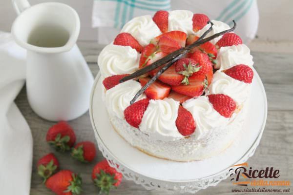 Torta alle fragole e crema chantilly