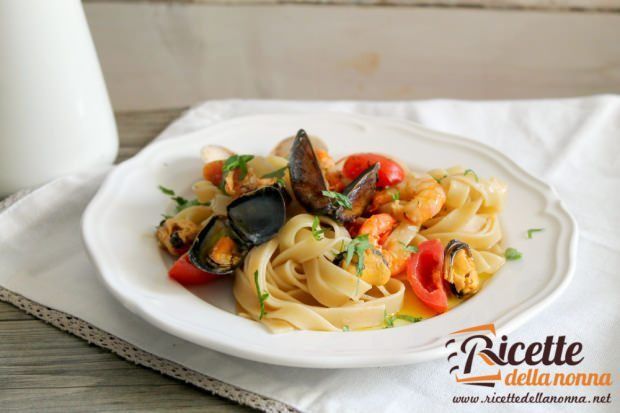 Tagliatelle all'uovo con ragù di pesce