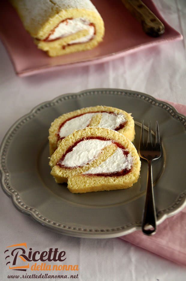 Rotolo farcito con panna e ciliege