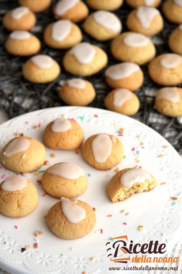 Biscotti alle mandorle con glassa all'arancia