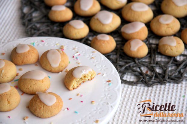 Biscotti alle mandorle con glassa all'arancia