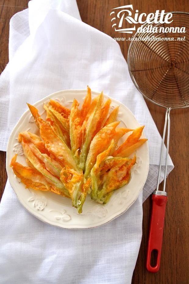 Foto fiori di zucca in pastella