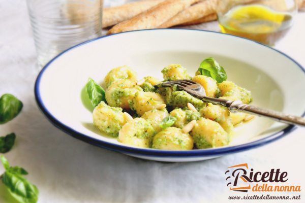 Gnocchi al pesto di zucchine