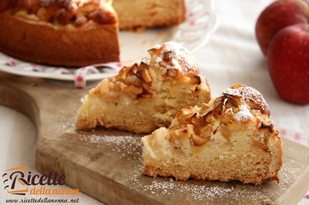 Torta di mele con guscio di pasta frolla e impasto allo yogurt