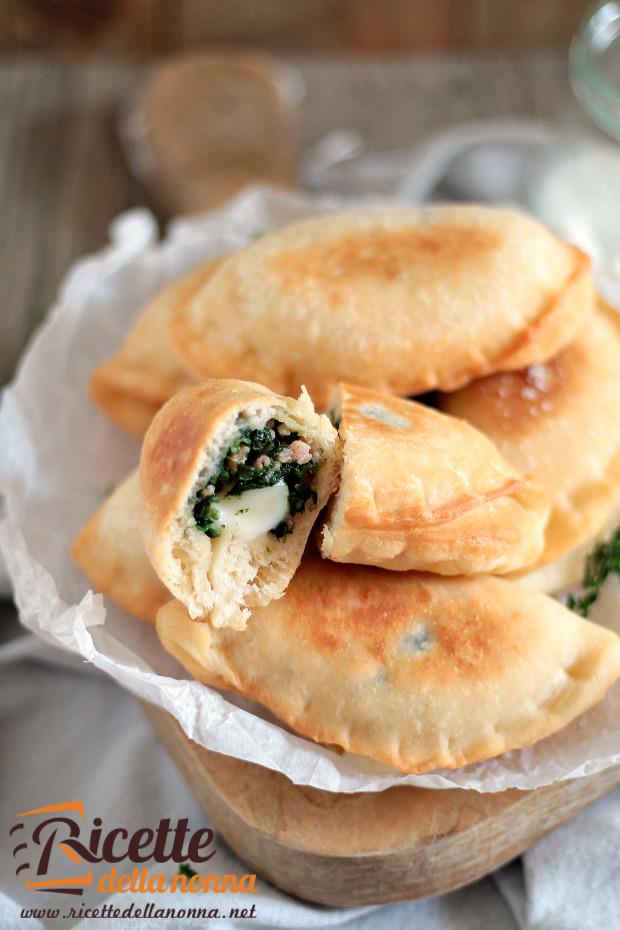 Panzerotti cicoria, salsiccia e provola ricetta e foto