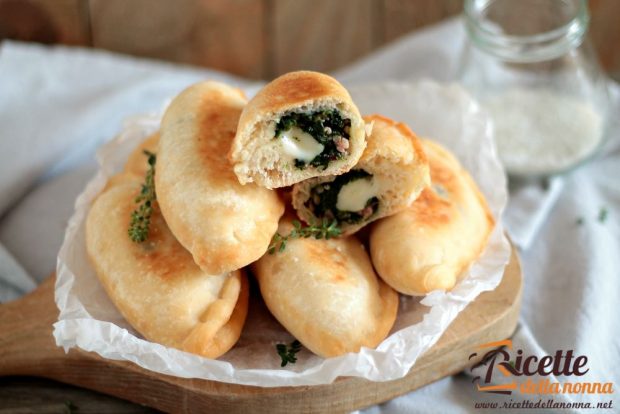 Panzerotti cicoria, salsiccia e provola ricetta e foto