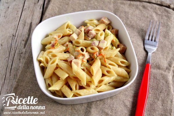 Pasta con fiori di zucca, prosciutto e zafferano