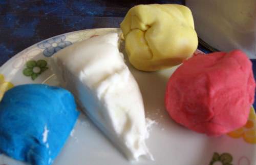 La pasta di zucchero colorata