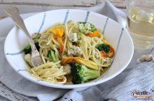 Spaghetti al tonno con fiori di zucca e broccoli