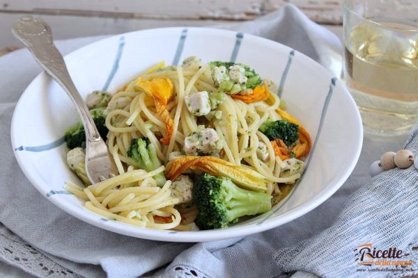 Spaghetti al tonno con fiori di zucca e broccoli