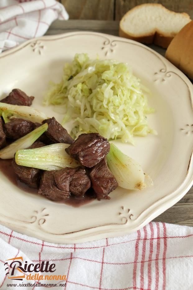 Foto bocconcini di manzo con verza