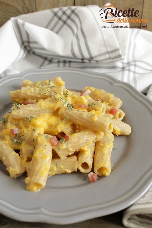 Foto rigatoni in salsa di zucca