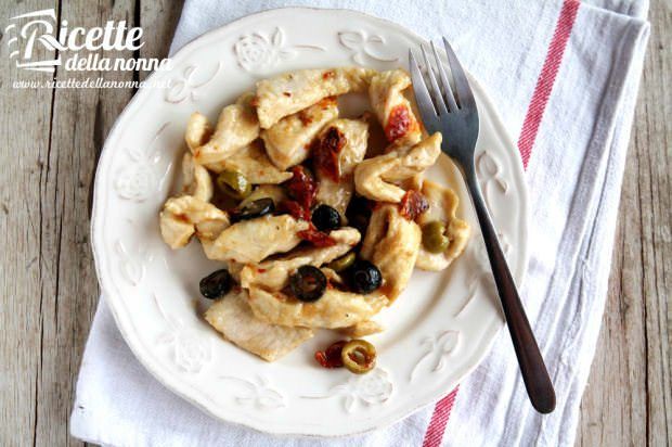 Straccetti di tacchino alle olive verdi e pomodori secchi