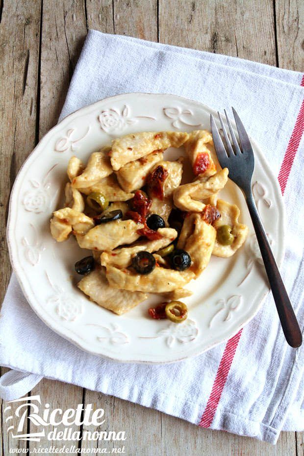 Straccetti di tacchino alle olive verdi e pomodori secchi