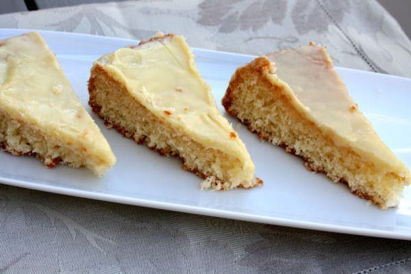 Torta al cocco con copertura al cioccolato bianco