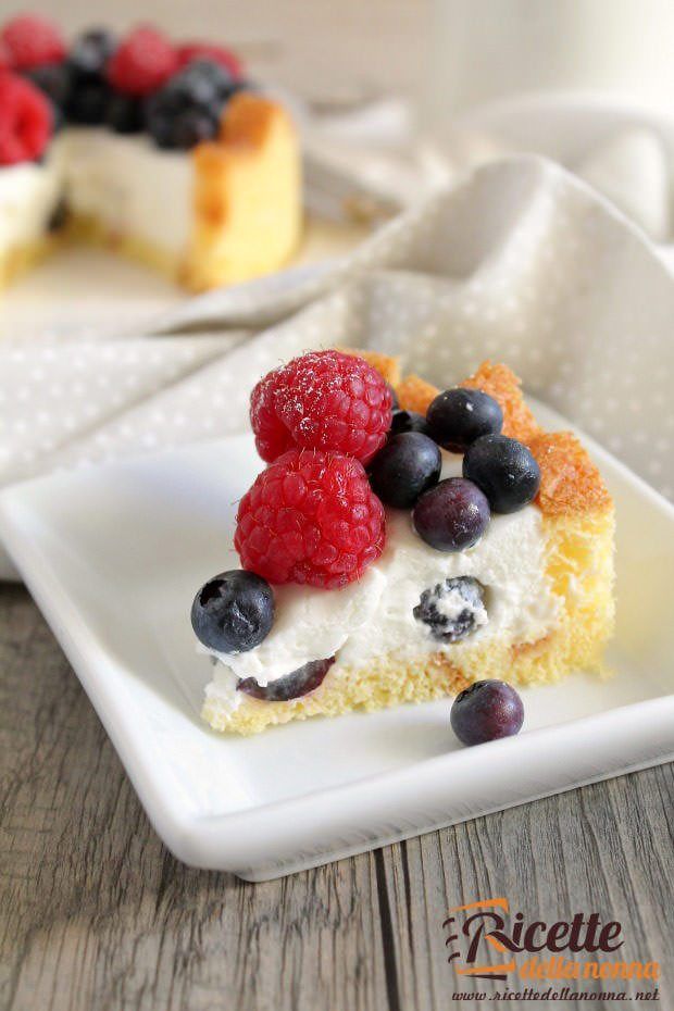 Dolce di pandoro con crema e frutti di bosco