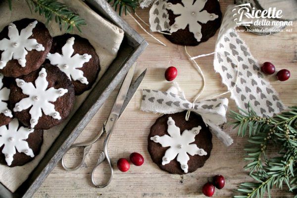 Biscotti con pasta di zucchero natalizi