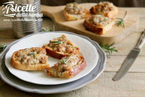 Crostini salsiccia e mozzarella