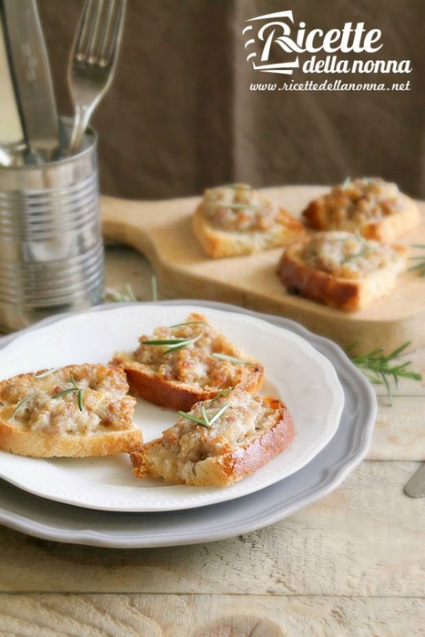 Crostini mozzarella e salsiccia