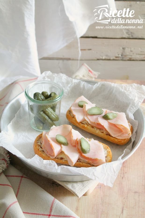 Foto Crostone prosciutto e formaggio