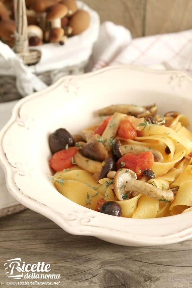 Foto Pappardelle con piopparelli, pancetta e pomodorini