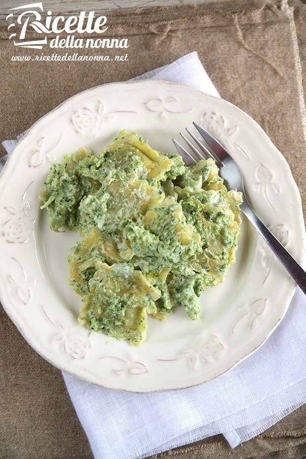 Foto ravioli di magro con salsa ai broccoli