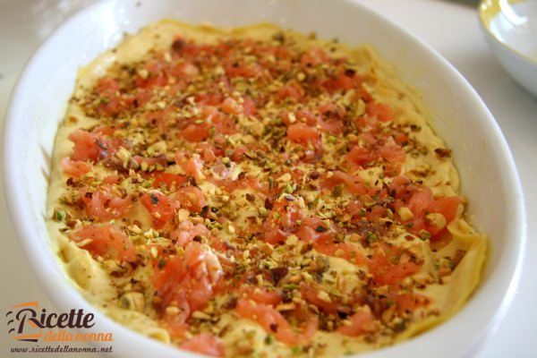 Lasagna al salmone e granella di pistacchio, ricetta originale delle lasagne dal tocco croccante da servire a Capodanno