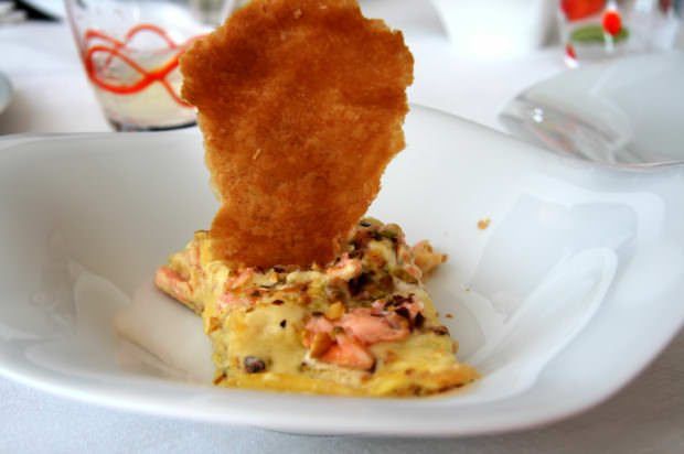 Lasagna al salmone in crosta con granella di pistacchi ricetta e foto