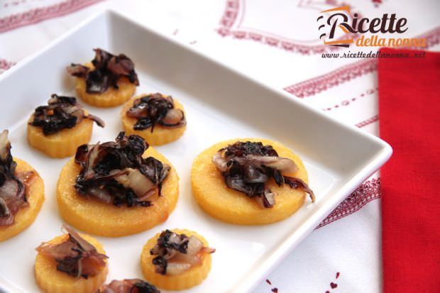 Medaglioni di polenta con radicchio caramellato ricetta e foto