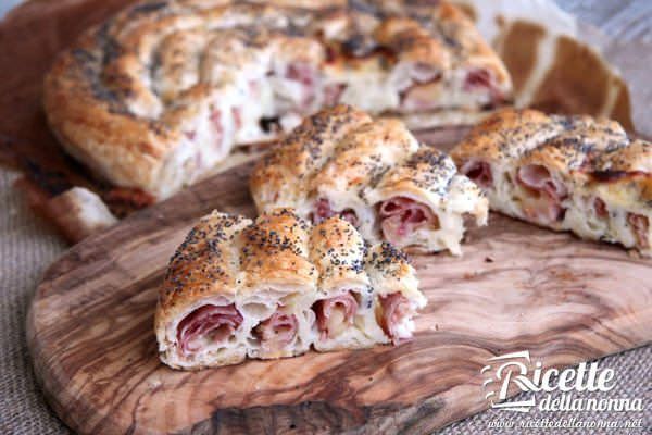 Rotolo di pasta sfoglia con prosciutto cotto e provola silana