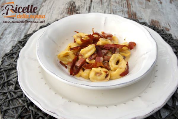 Tortellini di carne con panna e speck