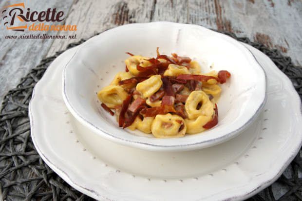 Tortellini panna e speck ricetta e foto