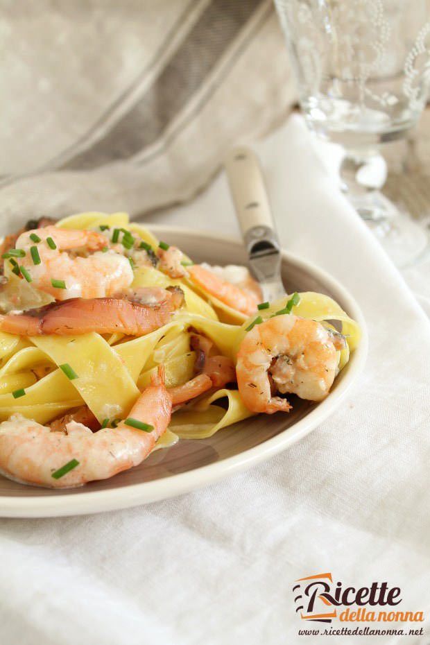 Foto pappardelle con gamberi e salmone