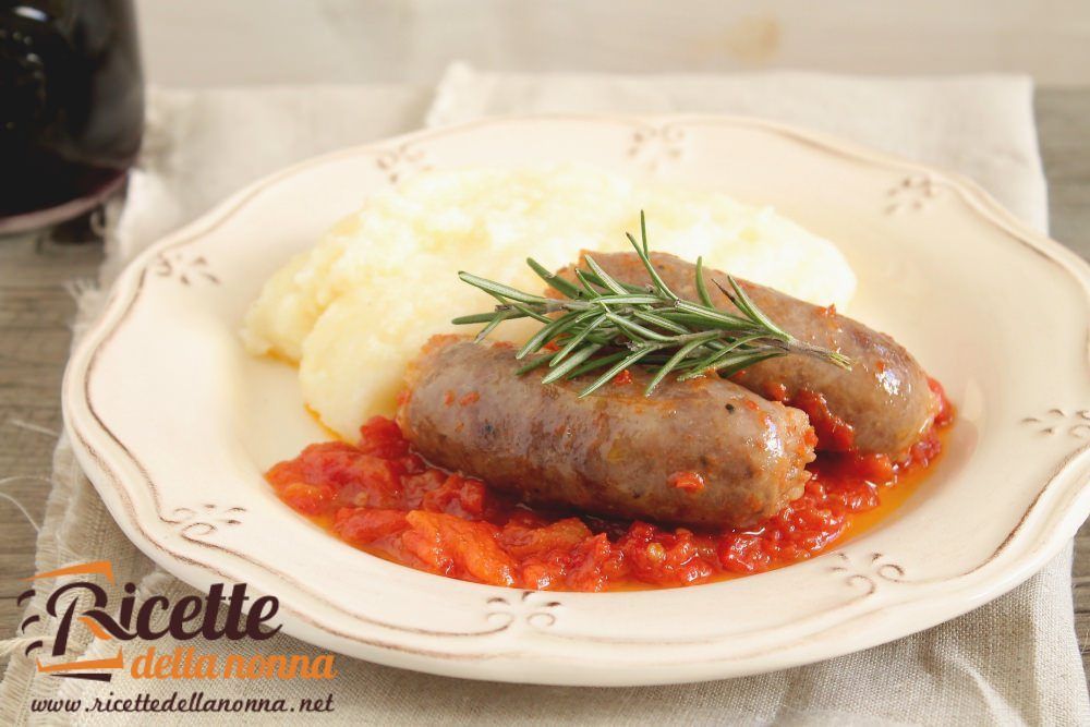 Polenta con salsiccia: ricette primi piatti (Polenta with sausage ragu) 