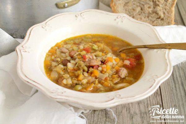 Minestra invernale con verdure, lenticchie e orzo