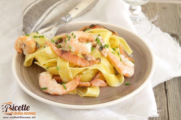 Pappardelle con gamberi, panna e salmone affumicato