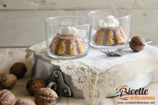 Il budino di noci è il dolce al cucchiaio perfetto per utilizzare la frutta secca in modo diverso