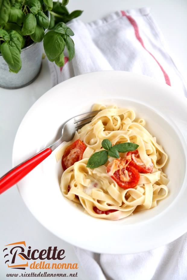 Foto tagliatelle con pomodorini al forno e provola