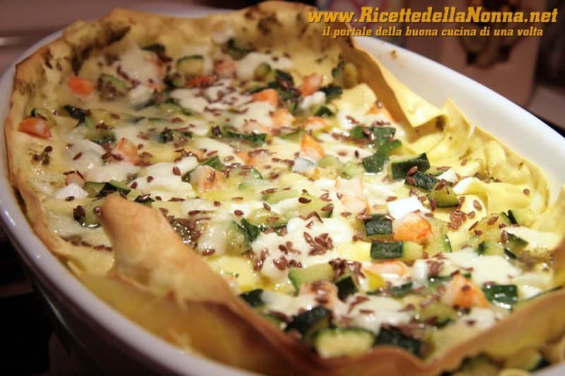 Lasagna gamberi, zucchine, mozzarella di bufala e pesto con granella di