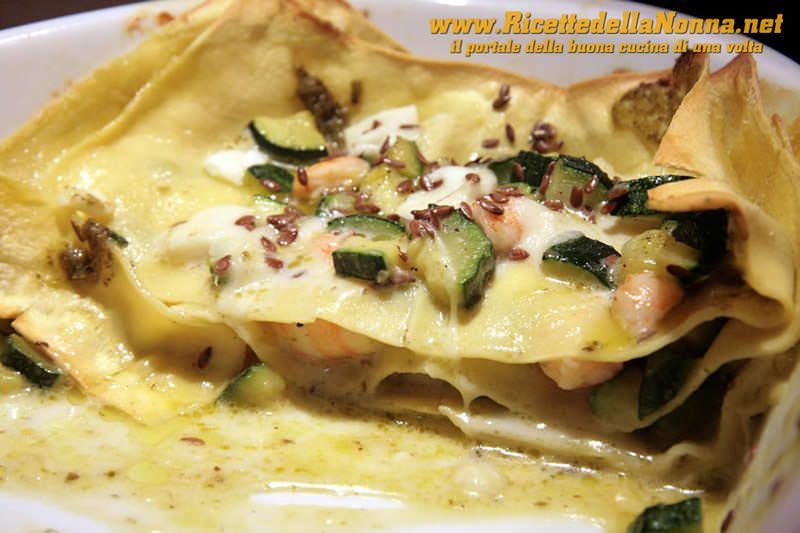 Lasagna gamberi, zucchine, mozzarella di bufala e pesto con granella di