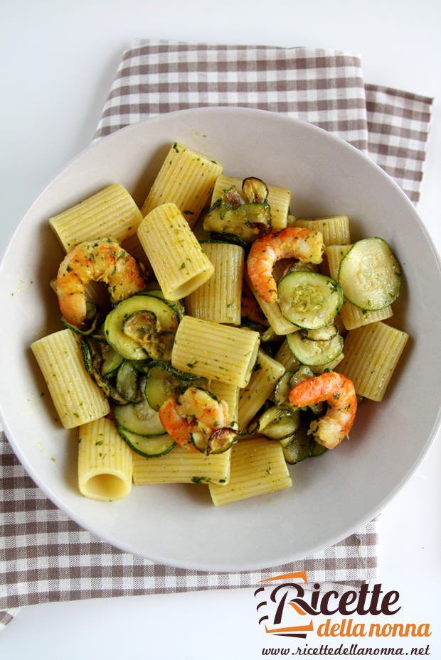 Mezze maniche zafferano, zucchine e gamberetti