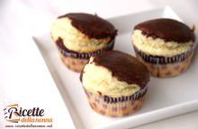 I muffin al cocco sono i dolcetti soffici e profumati che a colazione ti faranno saltare giù dal letto