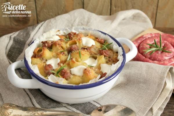 Pasta con lo stracchino e salsiccia