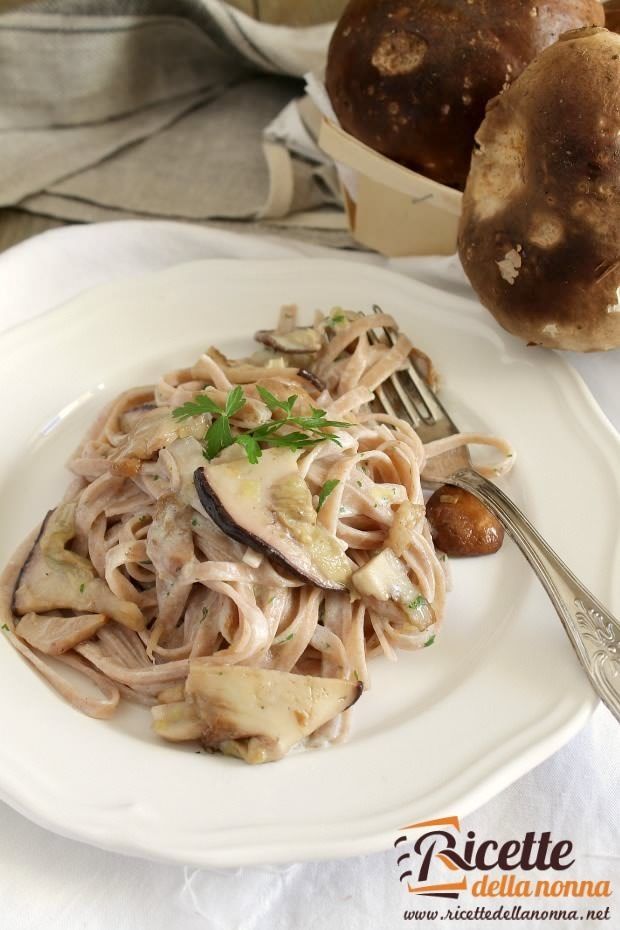 Foto tagliatelle di castagne ai funghi porcini