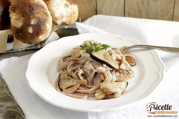 Tagliatelle di castagne ai funghi porcini