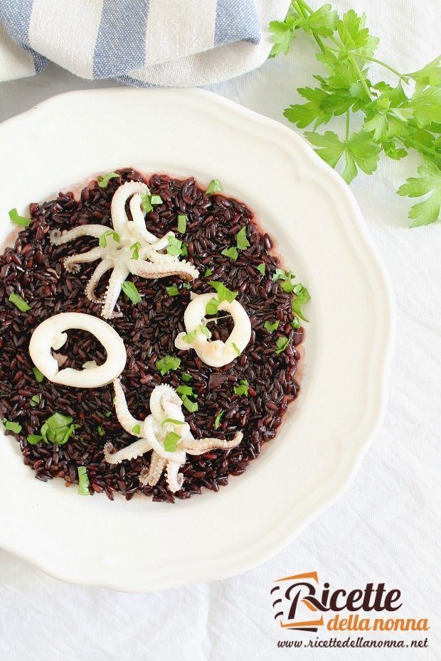 Foto risotto al nero di seppia