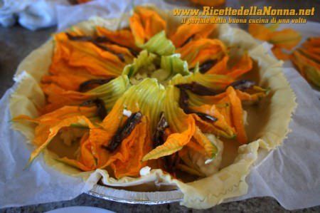 Tortino allo stracchino e fiori di zucca con semi di lino ricetta e foto