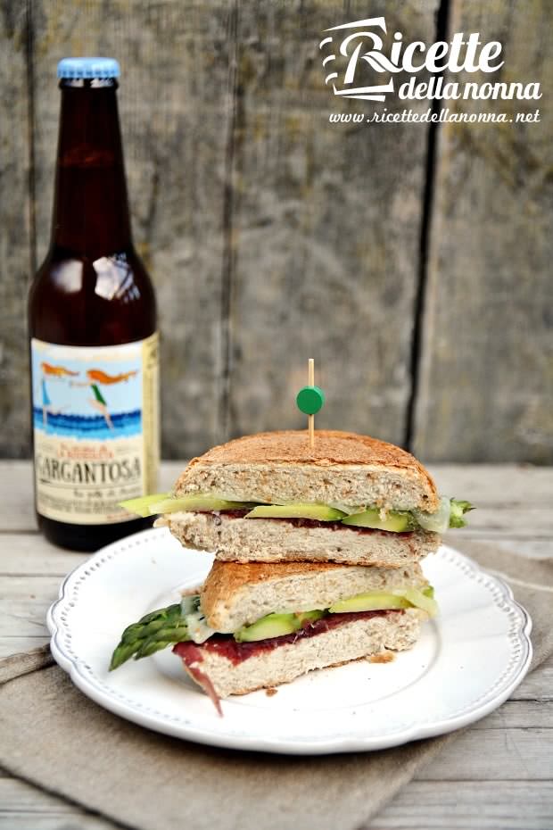 Foto panino con asparagi, bresaola e scamorza